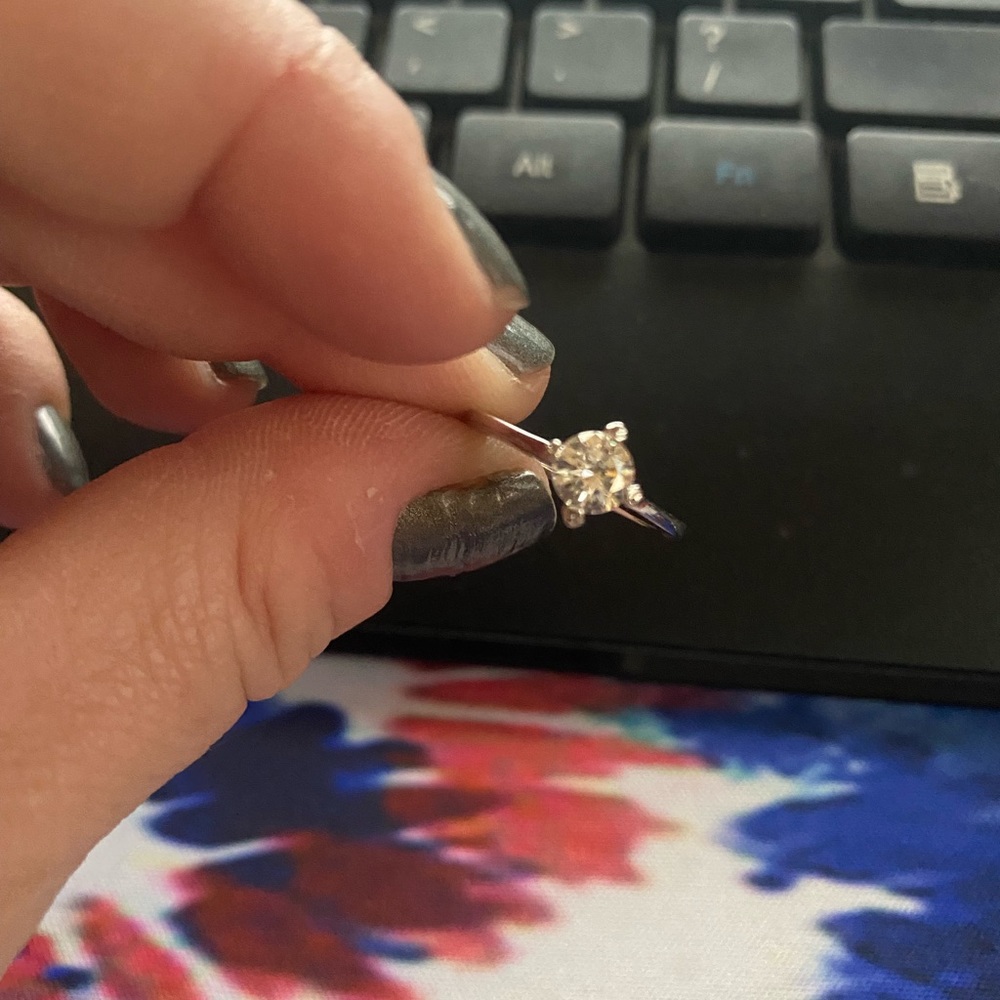 Round solitaire ring cz